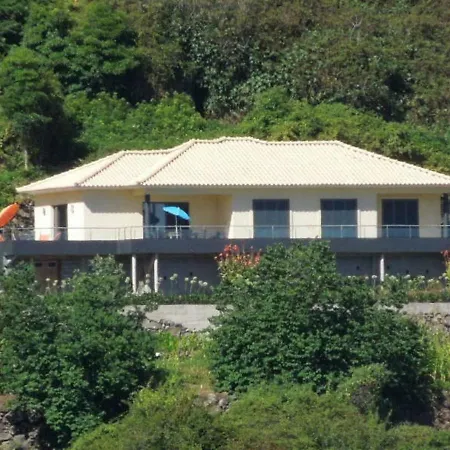 Casa Ladeira Holiday home *